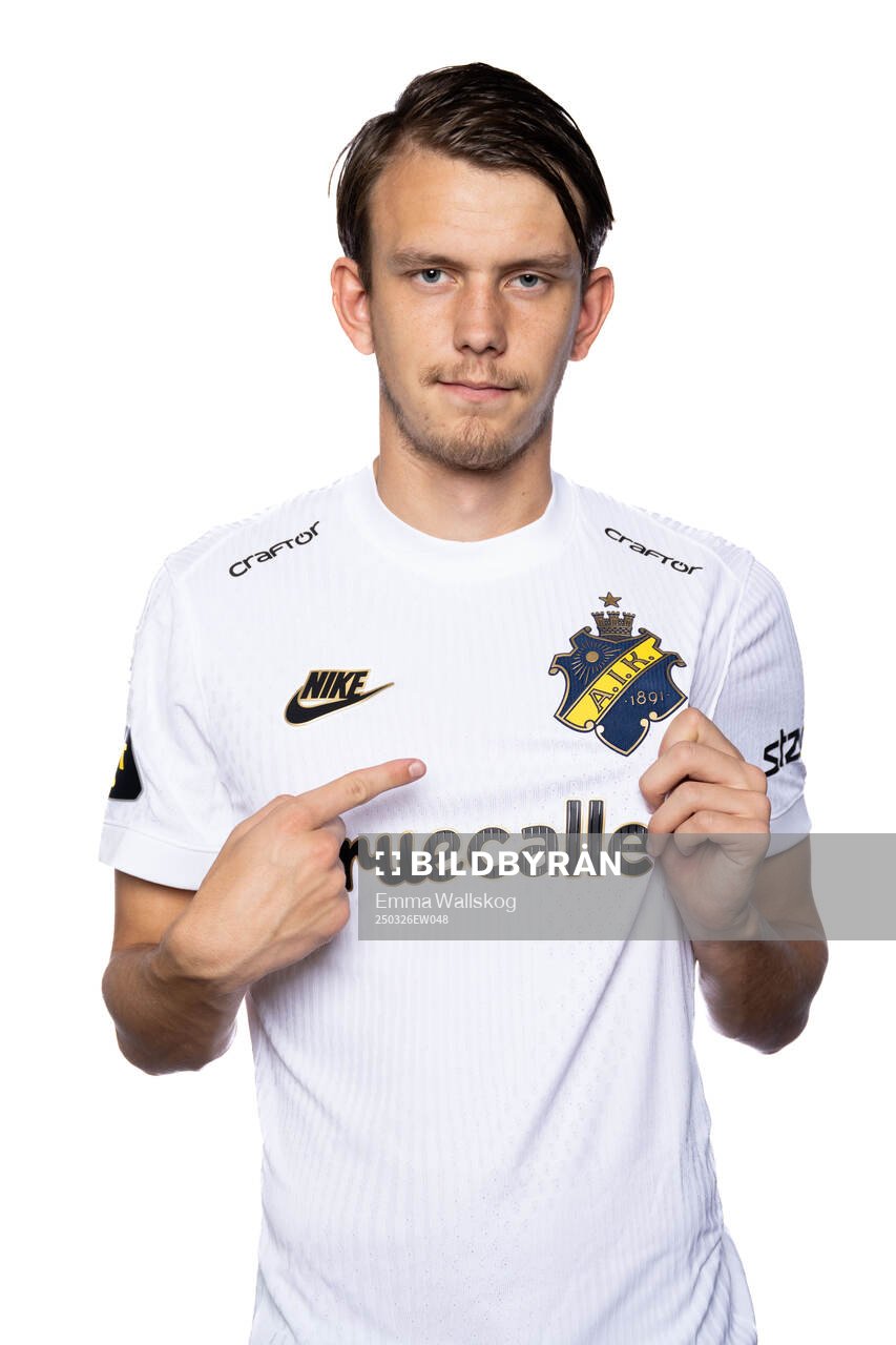 Kazper Karlsson poserar för porträtt under en fotografering med AIK den 26 mars 2025 i Stockholm. 