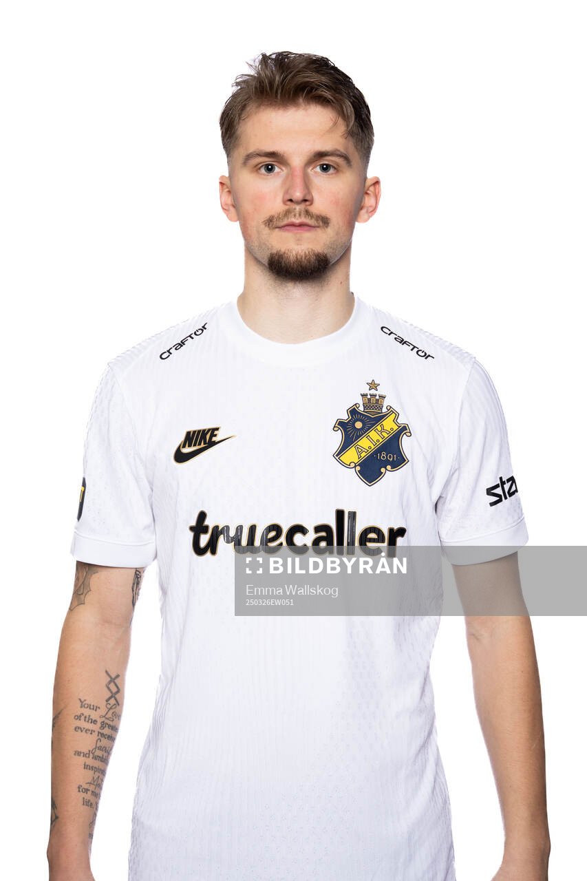 William Hofvander poserar för porträtt under en fotografering med AIK den 26 mars 2025 i Stockholm. 