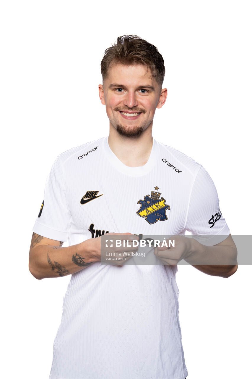 William Hofvander poserar för porträtt under en fotografering med AIK den 26 mars 2025 i Stockholm. 