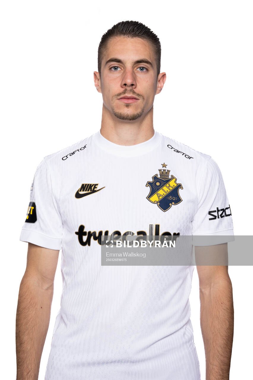 Dino Besirovic poserar för porträtt under en fotografering med AIK den 26 mars 2025 i Stockholm. 