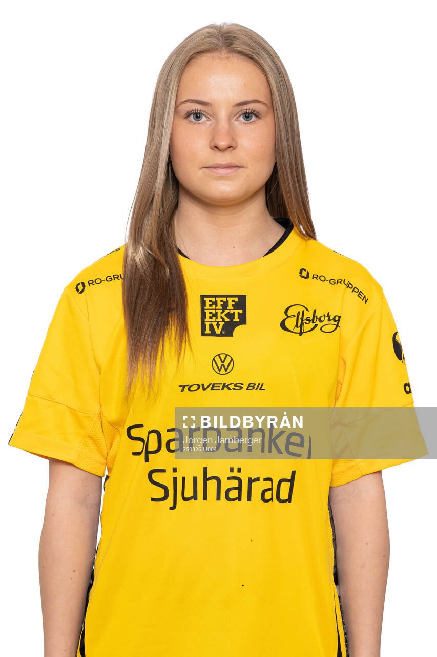 Stina Grimmergård under en porträttfotografering med Elfsborg den 26 mars 2025 i Borås. 