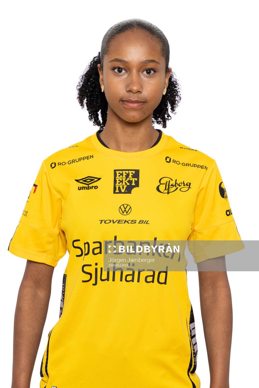 Stella Johansson under en porträttfotografering med Elfsborg den 26 mars 2025 i Borås. 