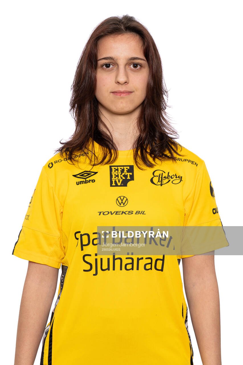 Melani Grujica under en porträttfotografering med Elfsborg den 26 mars 2025 i Borås. 