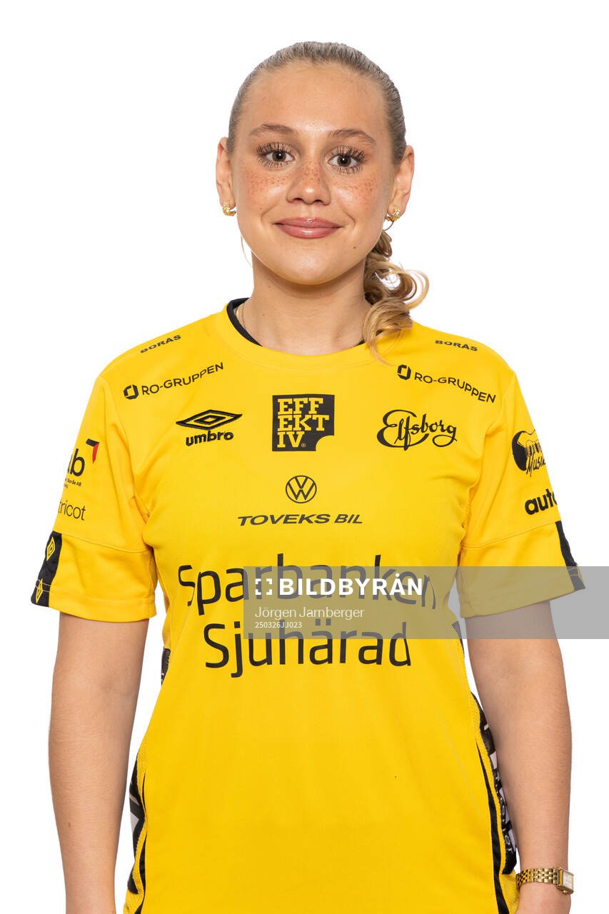 Ida Swärd under en porträttfotografering med Elfsborg den 26 mars 2025 i Borås. 