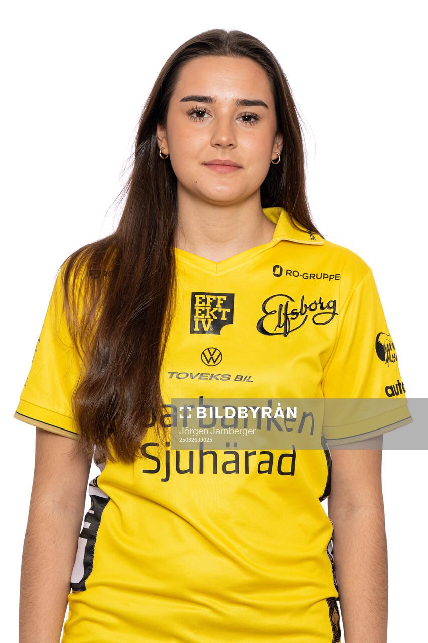 Nikolina Veselcic under en porträttfotografering med Elfsborg den 26 mars 2025 i Borås. 