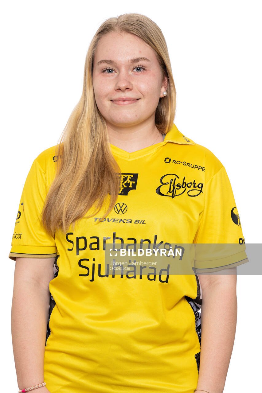 Leonie Lichtenberg under en porträttfotografering med Elfsborg den 26 mars 2025 i Borås. 