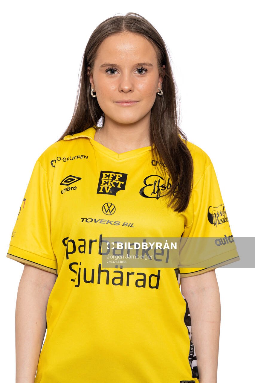 Mathilda Johansson under en porträttfotografering med Elfsborg den 26 mars 2025 i Borås. 