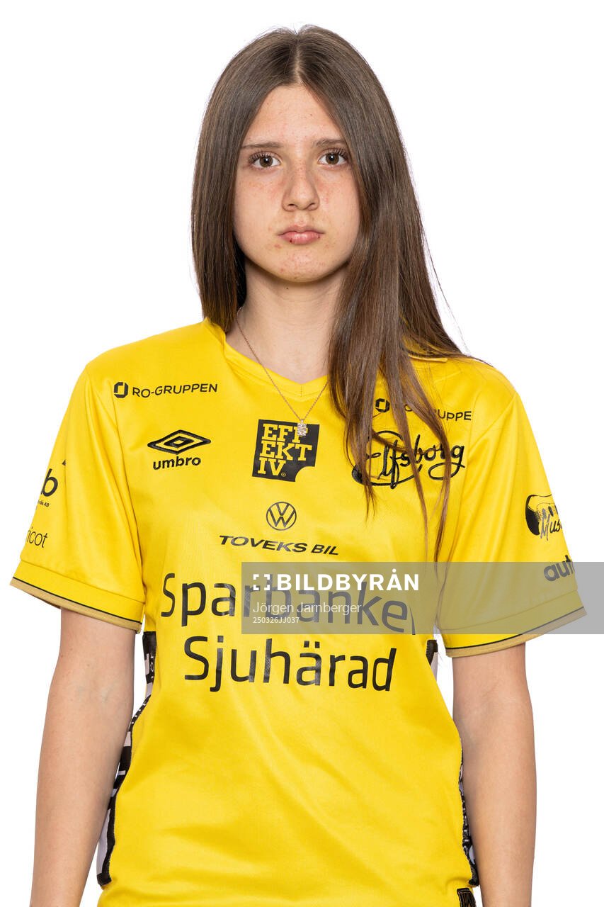 Monika Jovanovic under en porträttfotografering med Elfsborg den 26 mars 2025 i Borås. 