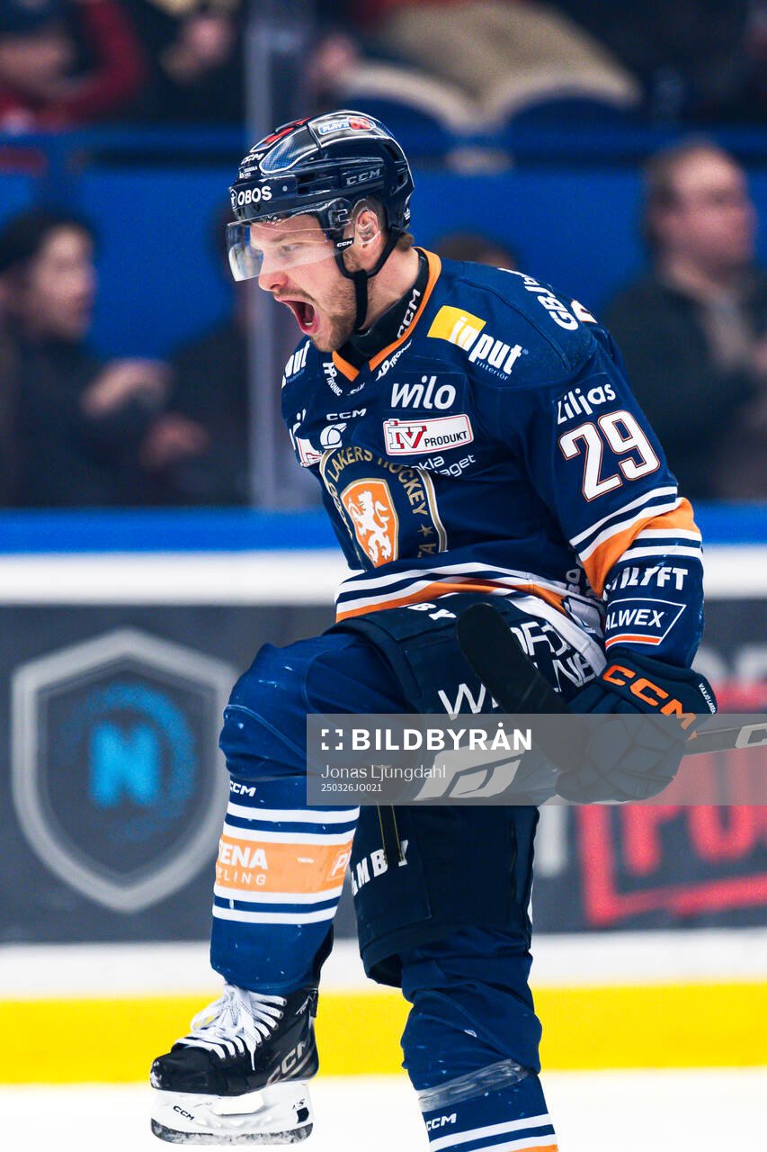 Växjös Sebastian Strandberg jublar