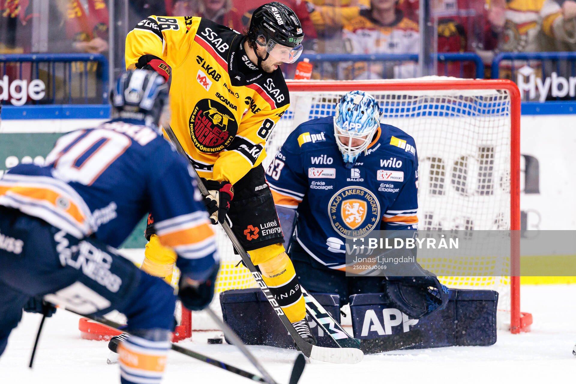 Luleås Mathias Bromé framför Växjös målvakt Emil Larmi
