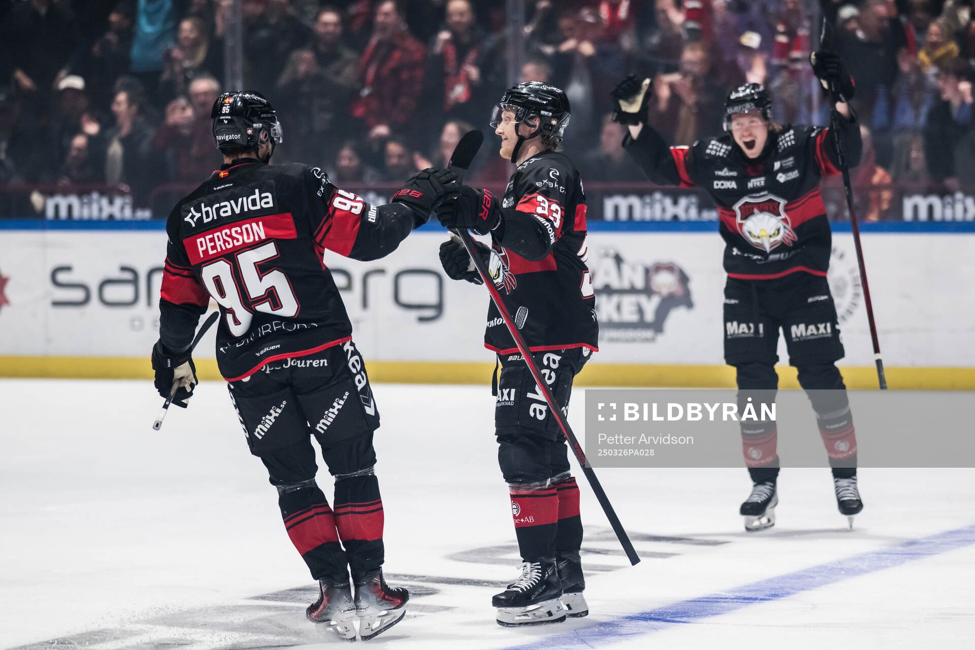 Malmö Redhawks Lassi Thomson och Carl Persson jublar