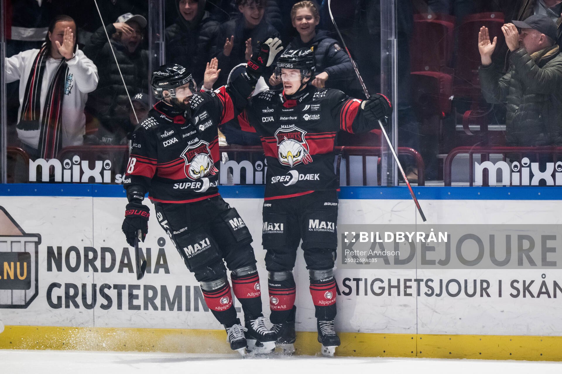 Malmö Redhawks Robin Hanzl och Linus Öberg jublar
