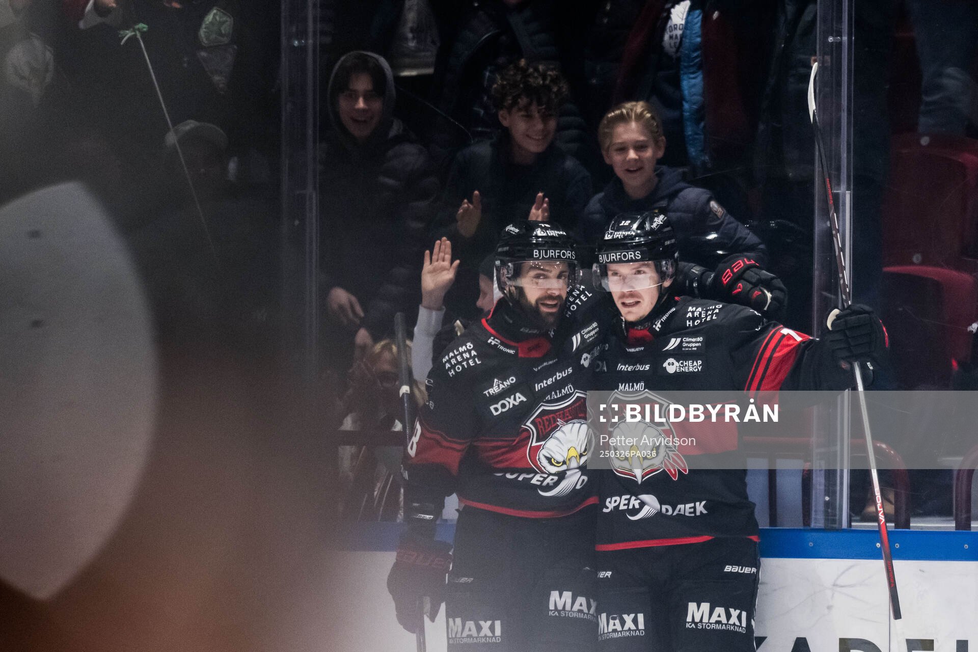 Malmö Redhawks Robin Hanzl och Linus Öberg jublar