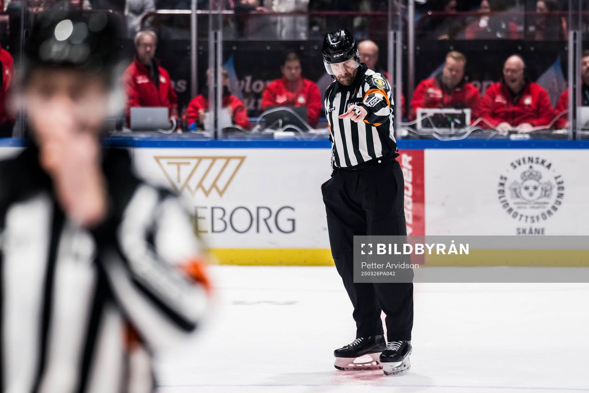 Domare Mikael Sjöqvist tecknar för godkänt 3-1 mål för