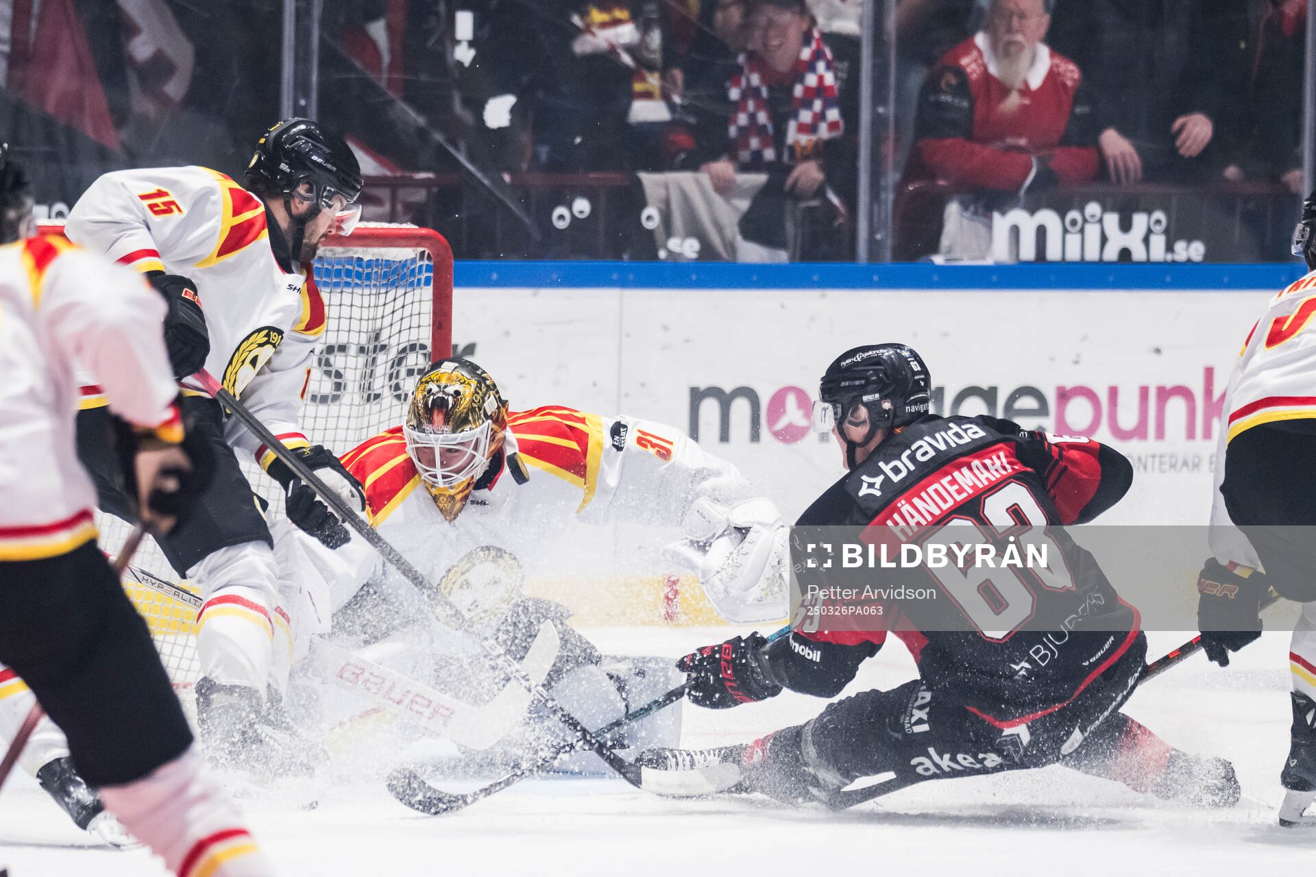 Brynäs Simon Bertilsson och målvakt Erik Källgren och