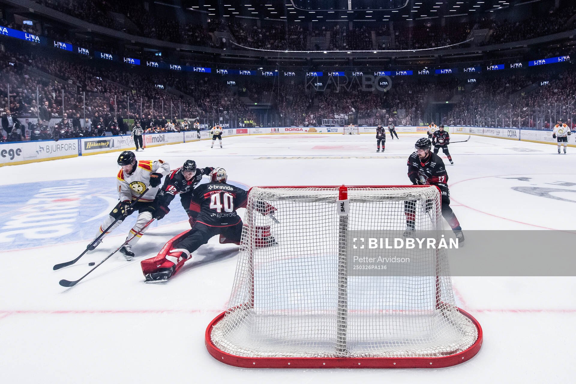 Brynäs Greg Scott oroar mot Malmö Redhawks Robin Salo och