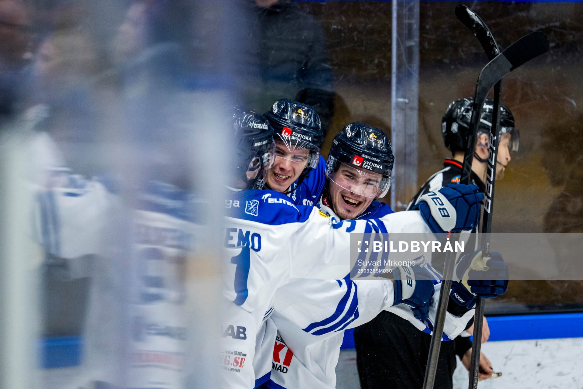 Karlskogas Christoffer Jansson jublar med lagkamrater