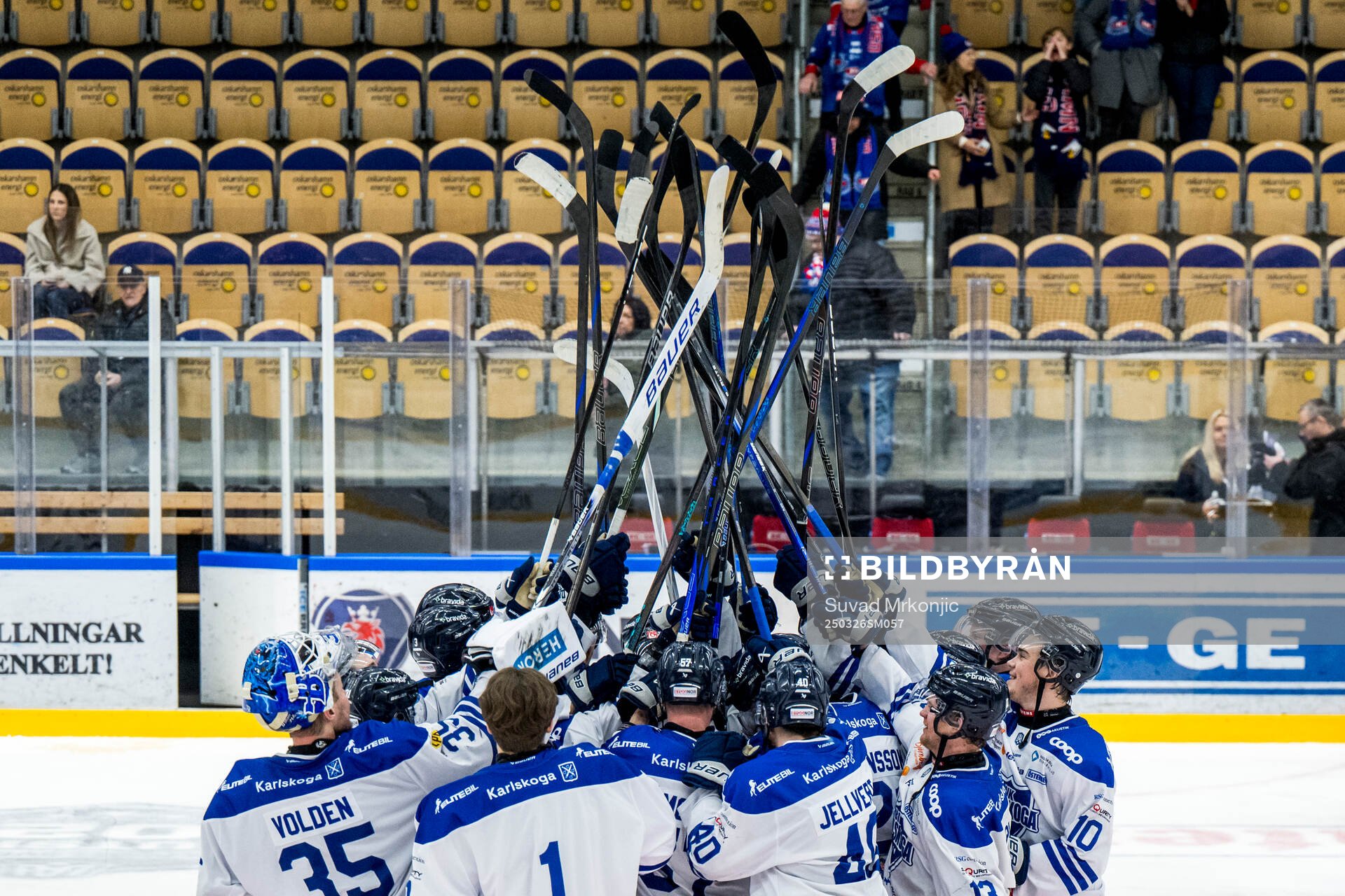 Karlskogas spelare jublar