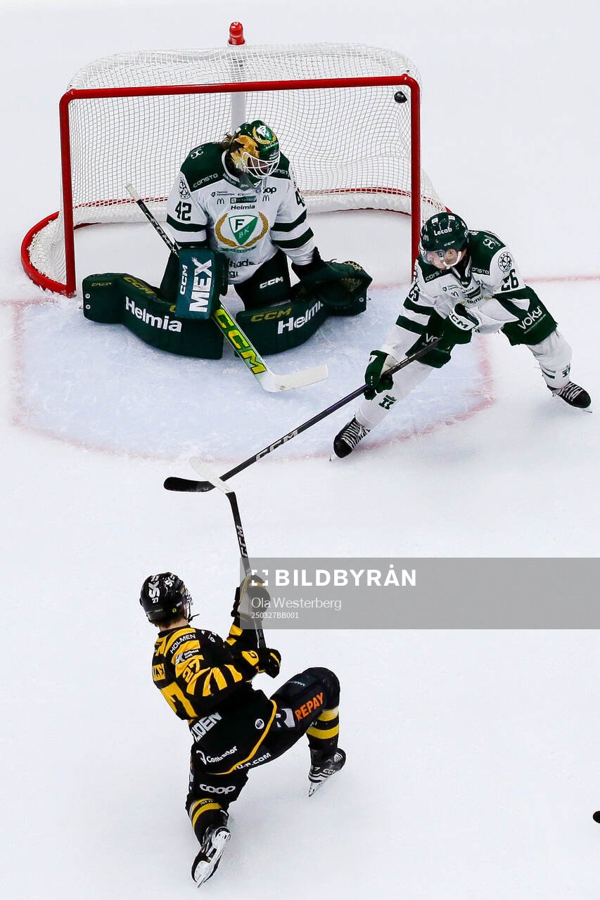 Skellefteås Pär Lindholm och Oskar Vuollet jublar