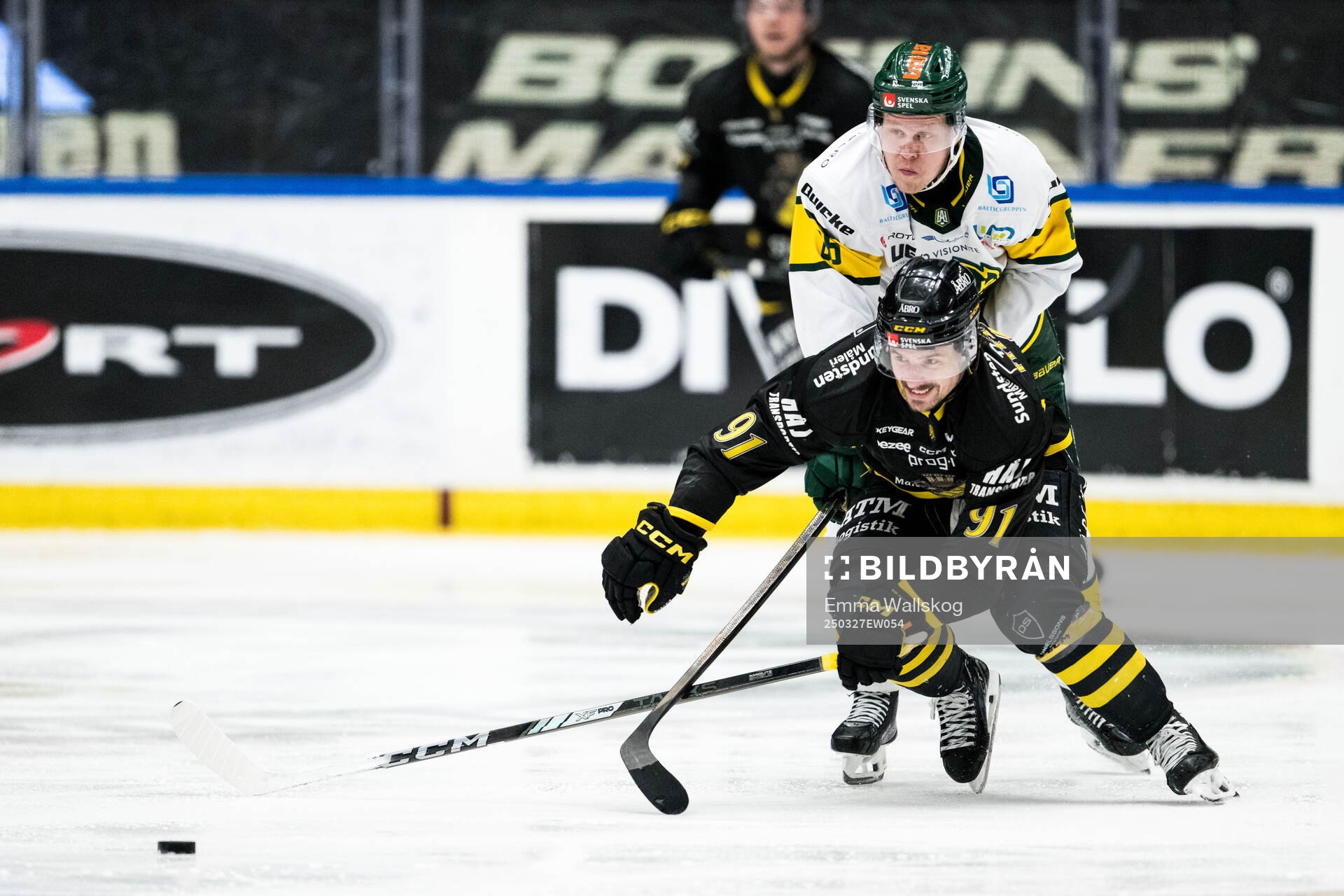 Björklövens Oscar Tellström och AIKs Gerry Fitzgerald
