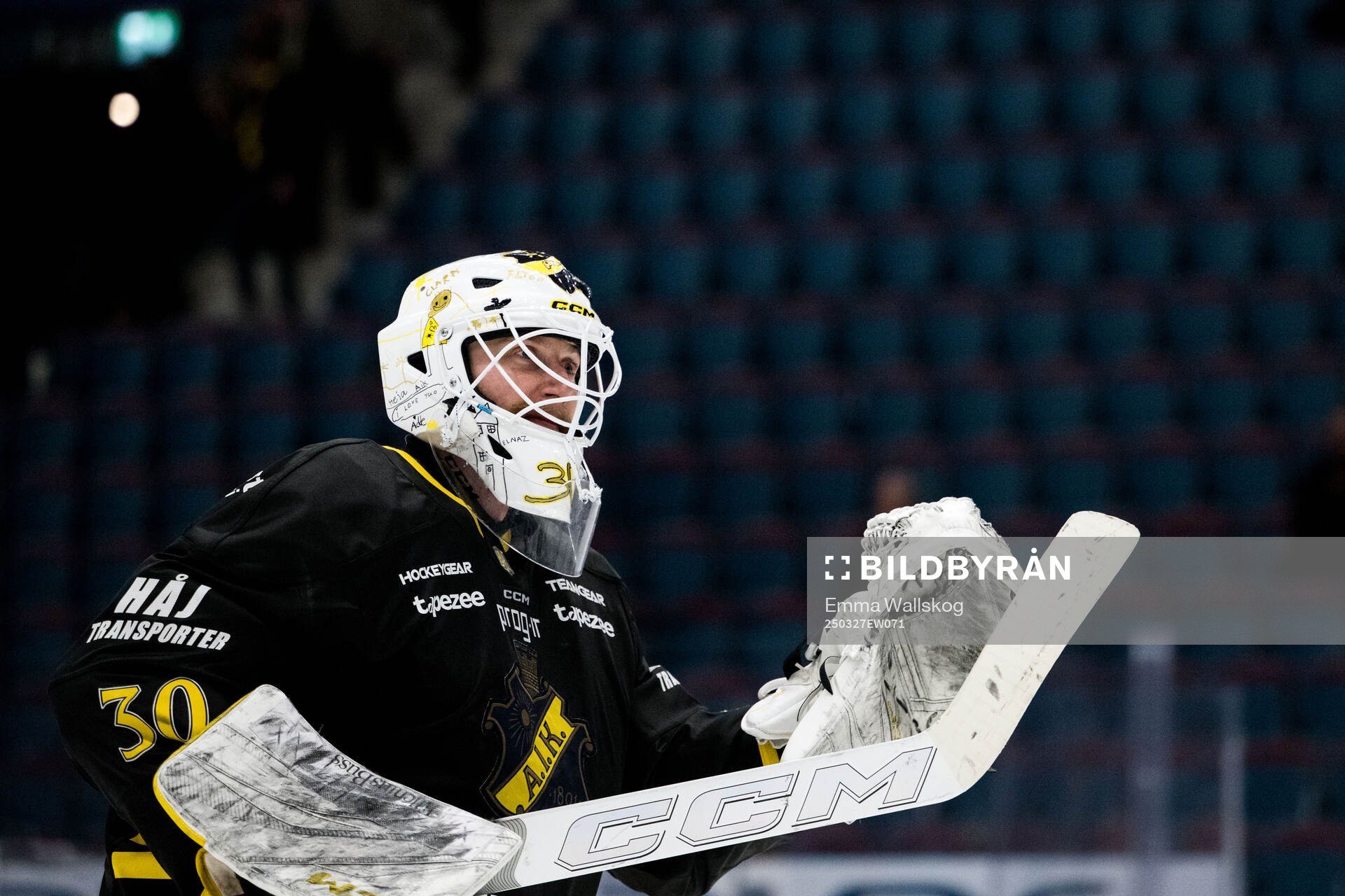 AIKs målvakt Victor Brattström jublar