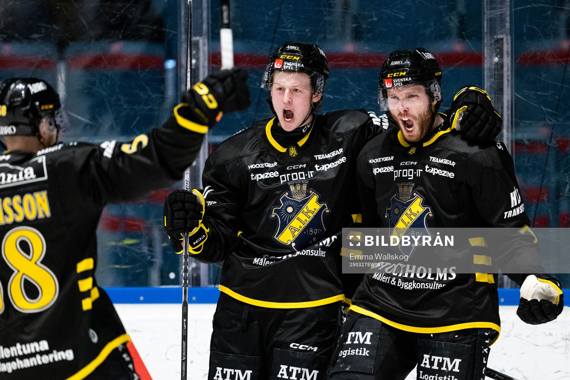 AIKs Lukas Zetterberg jublar med Viggo Gustafsson