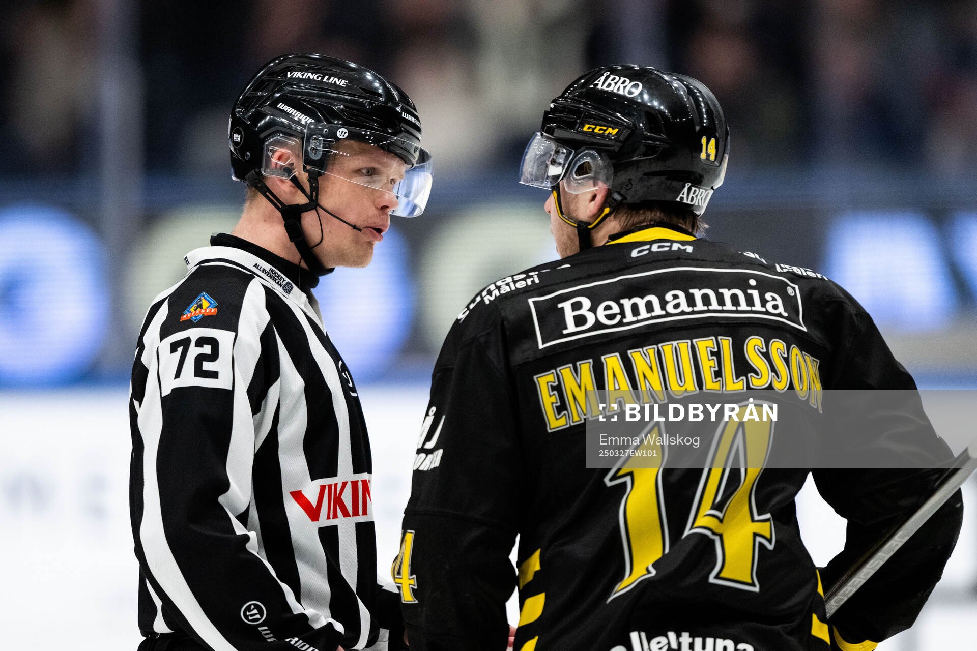 Linjedomare William Henriksson och AIKs Jesper Emanuelsson