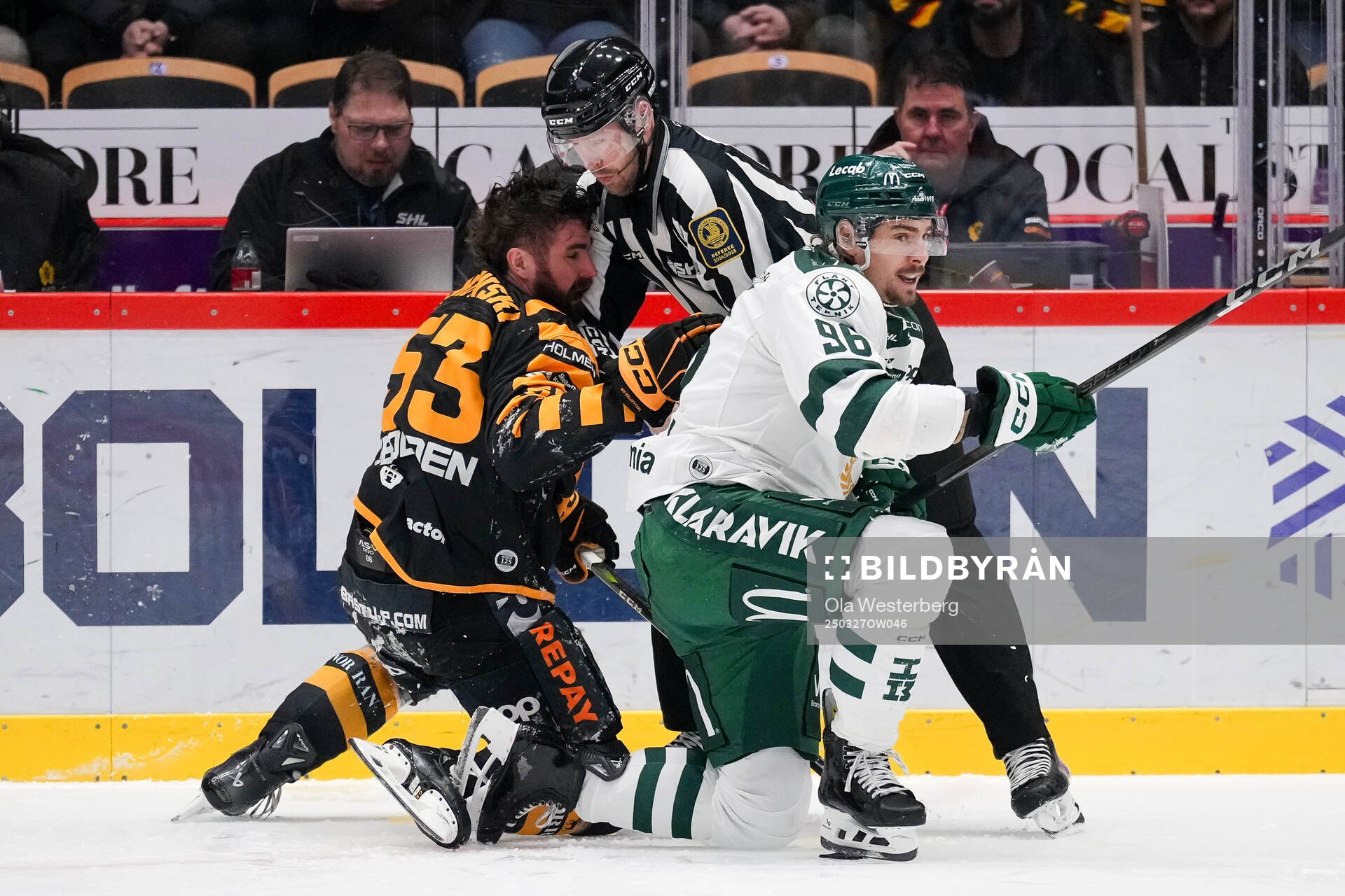 Färjestads David Tomasek och Skellefteås Luke Witkowski
