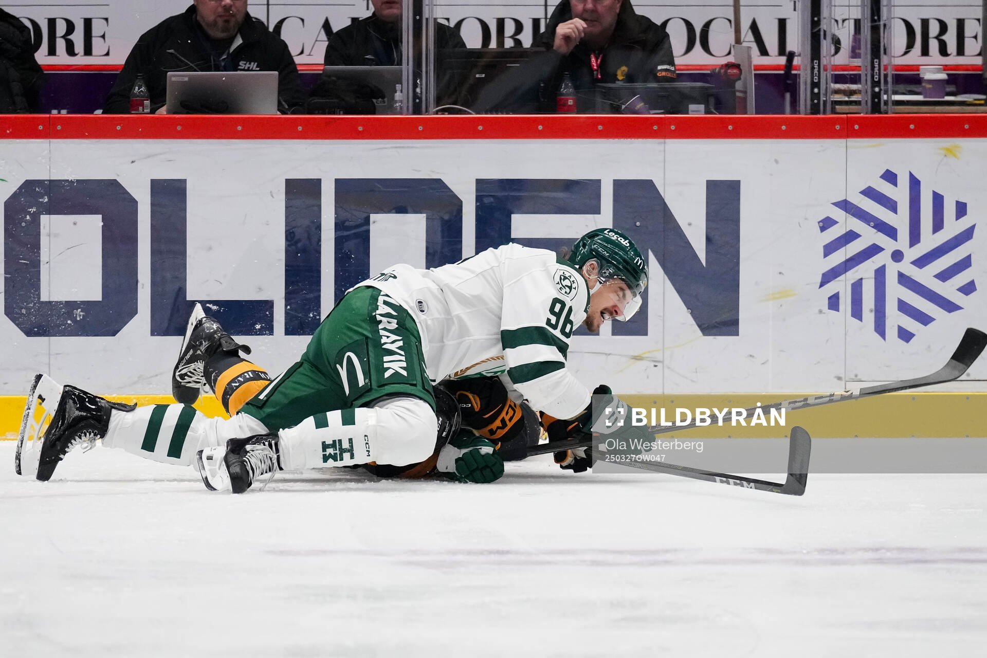Färjestads David Tomasek och Skellefteås Luke Witkowski