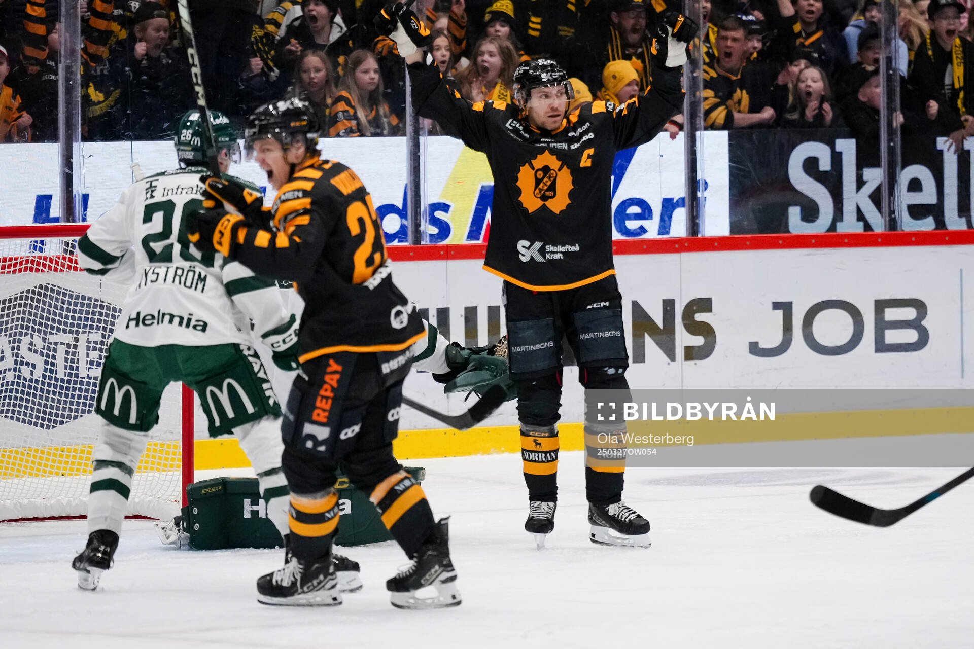 Skellefteås Oskar Vuollet och Pär Lindholm jublar