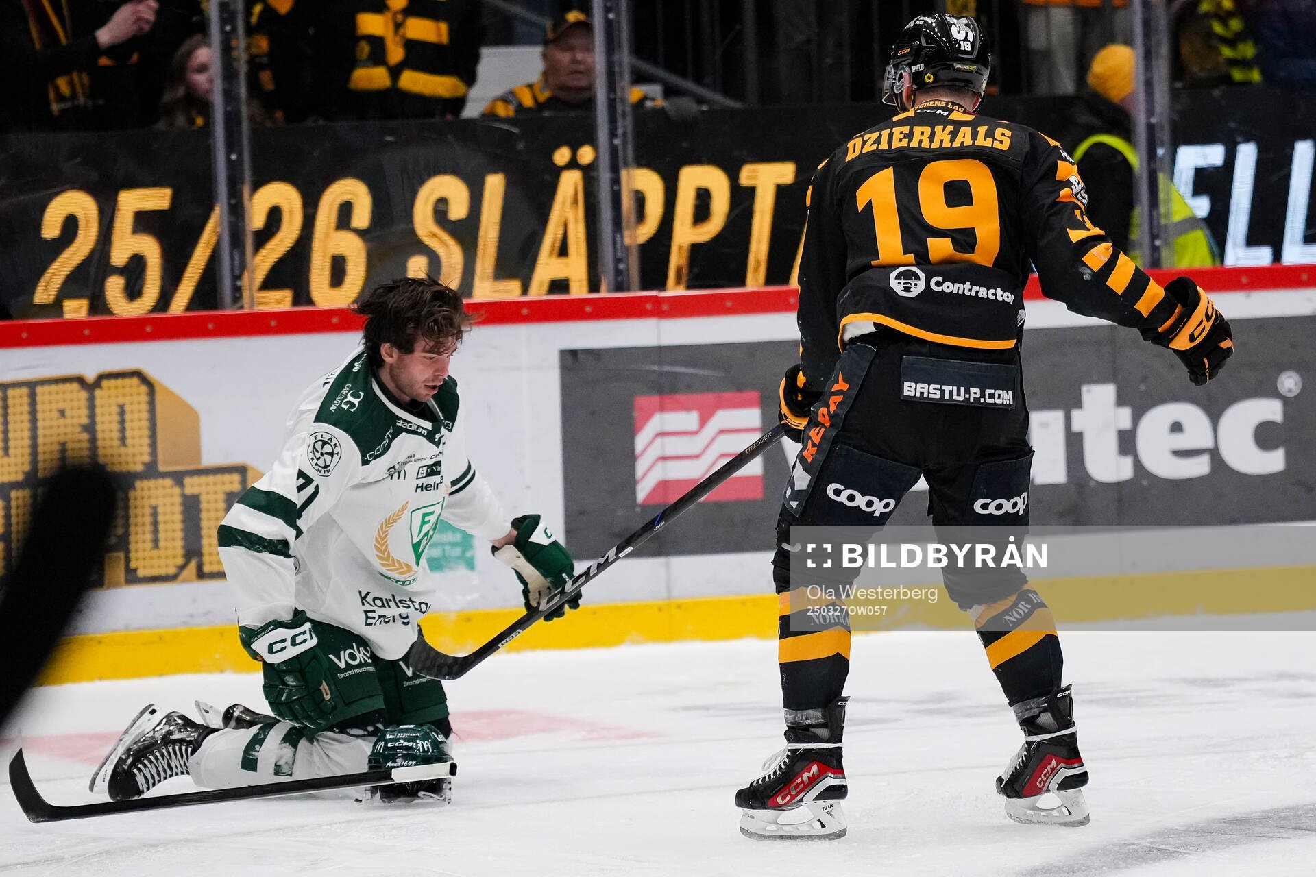 Färjestads Viktor Lodin och Skellefteås Martins Dzierkals