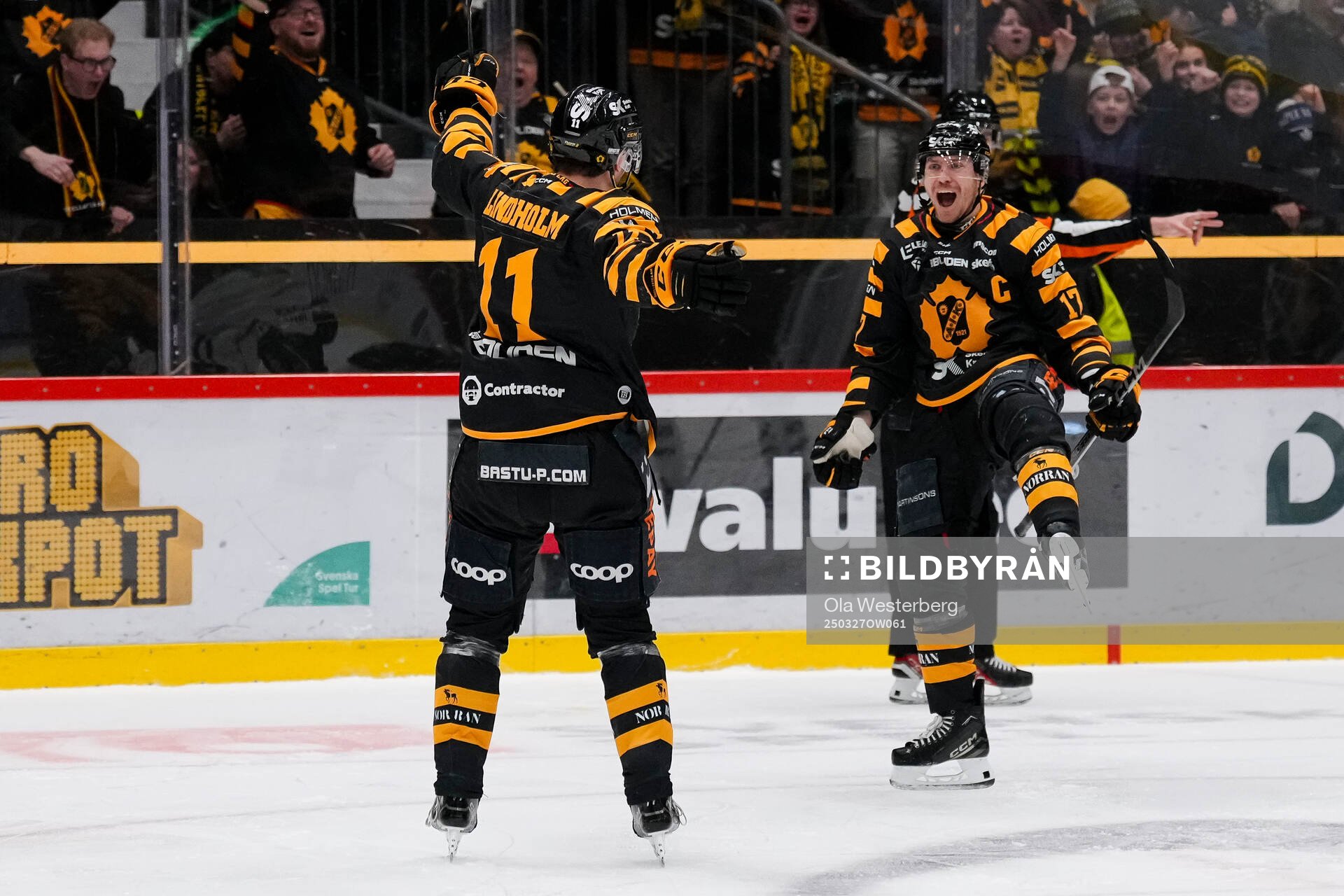 Skellefteås Max Lindholm och Pär Lindholm jublar