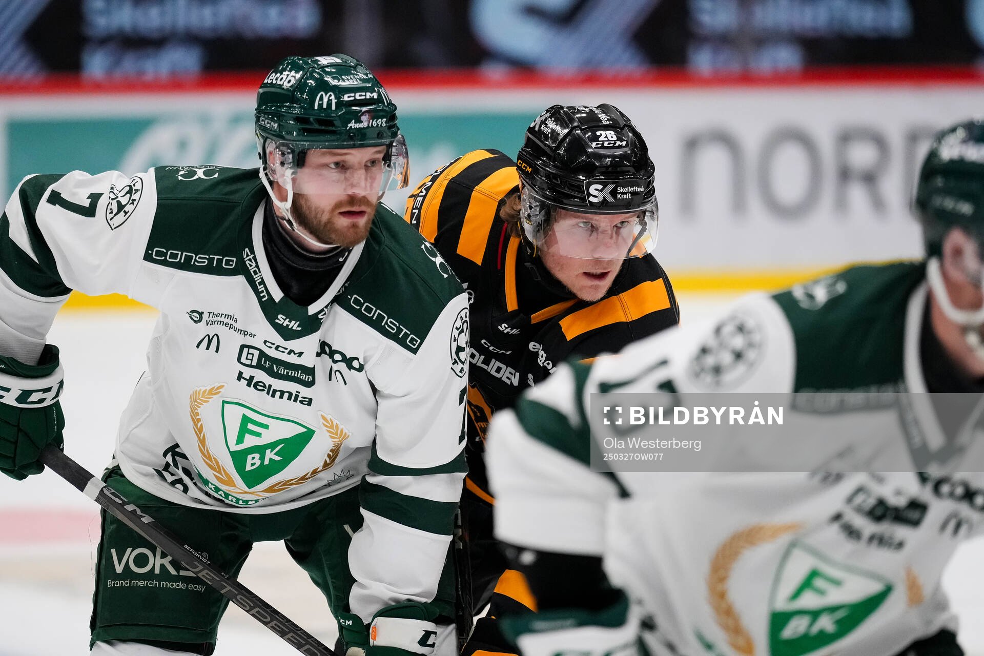 Färjestads Axel Bergkvist och Skellefteås Anton Heikkinen