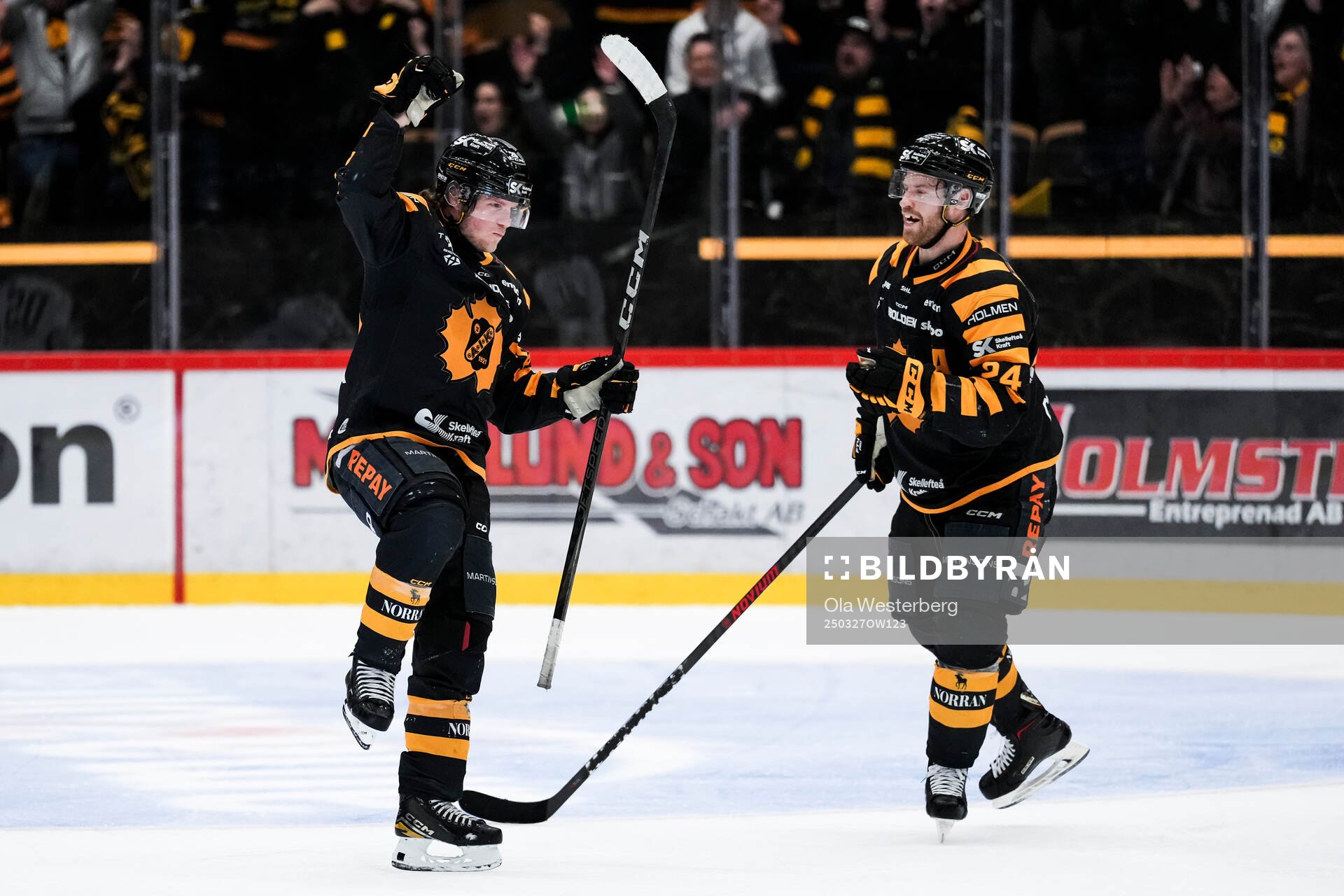 Skellefteås Anton Heikkinen och Oscar Lindberg jublar