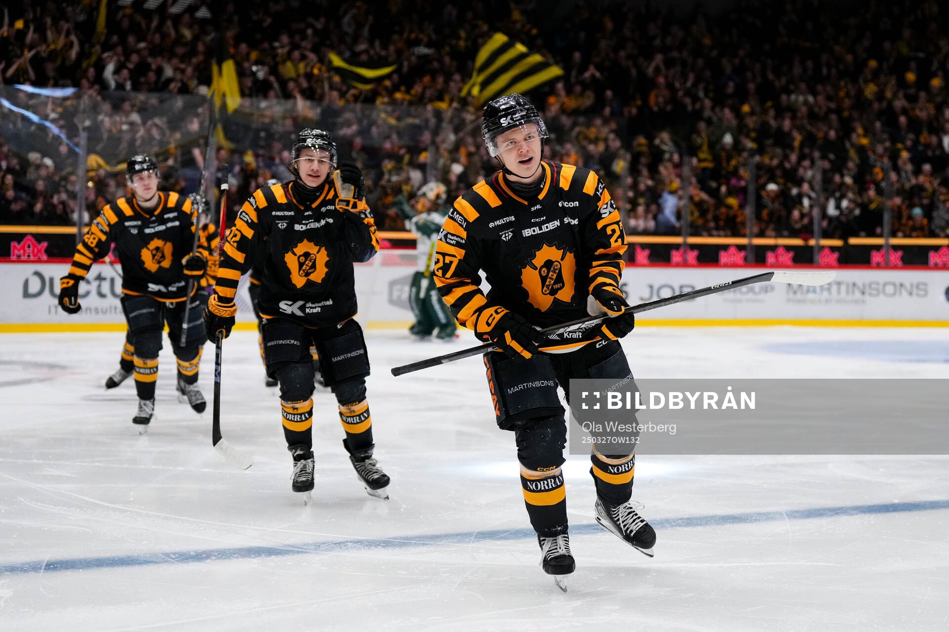 Skellefteås Viggo Nordlund och Oskar Vuollet jublar