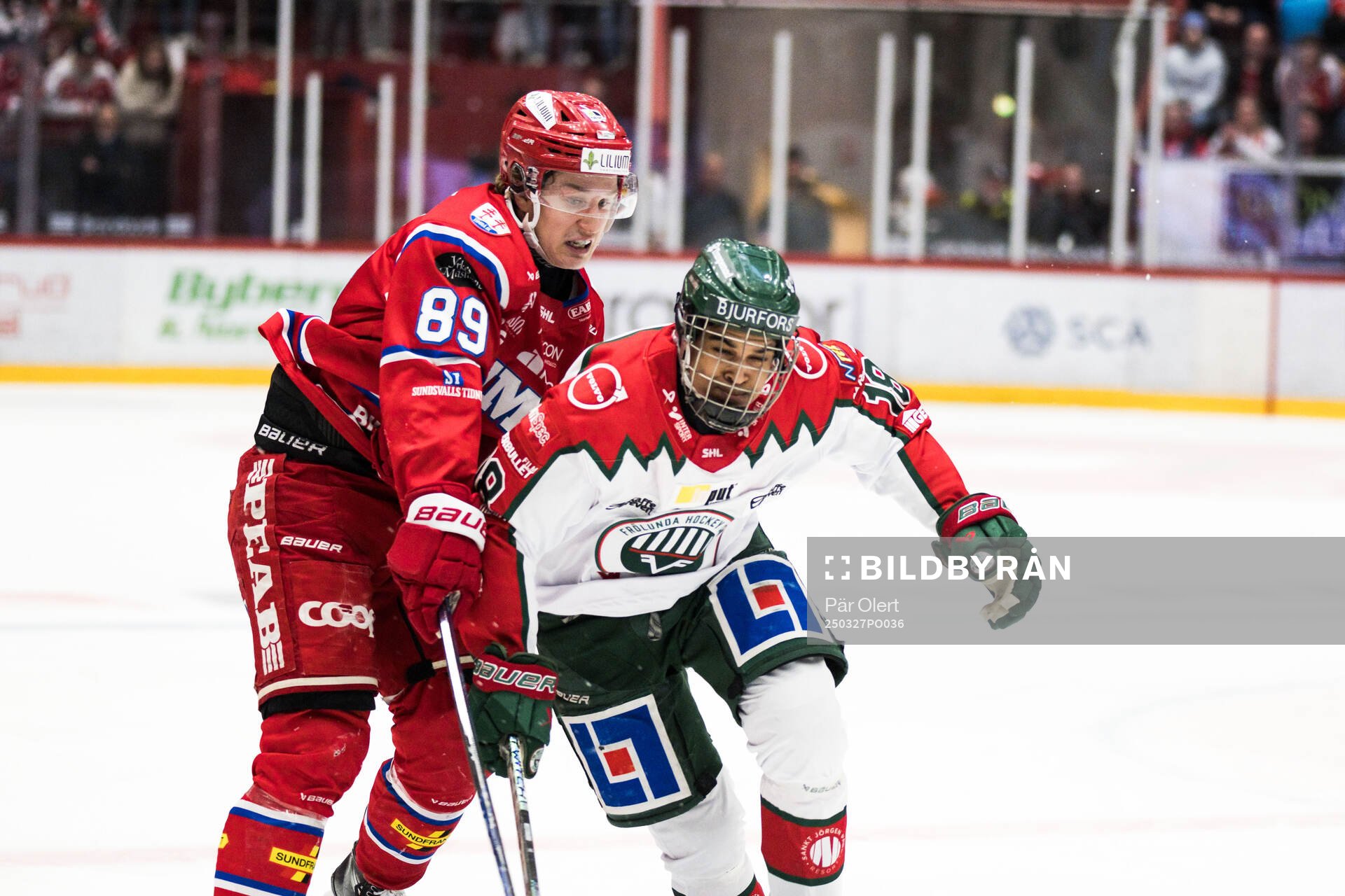 Timrås Oliver Kapanen och Frölundas Max Westergård