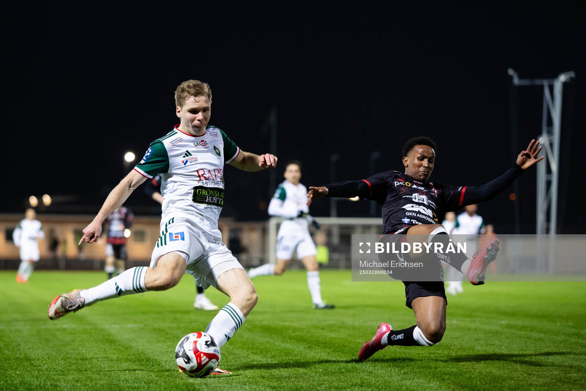 Skövdes Samuel Sörman och Trollhättans Yahye Abdi under fotbollsmatchen i Ettan södra mellan Trollhättan och Skövde AIK den 28 mars 2025 i Trollhättan.