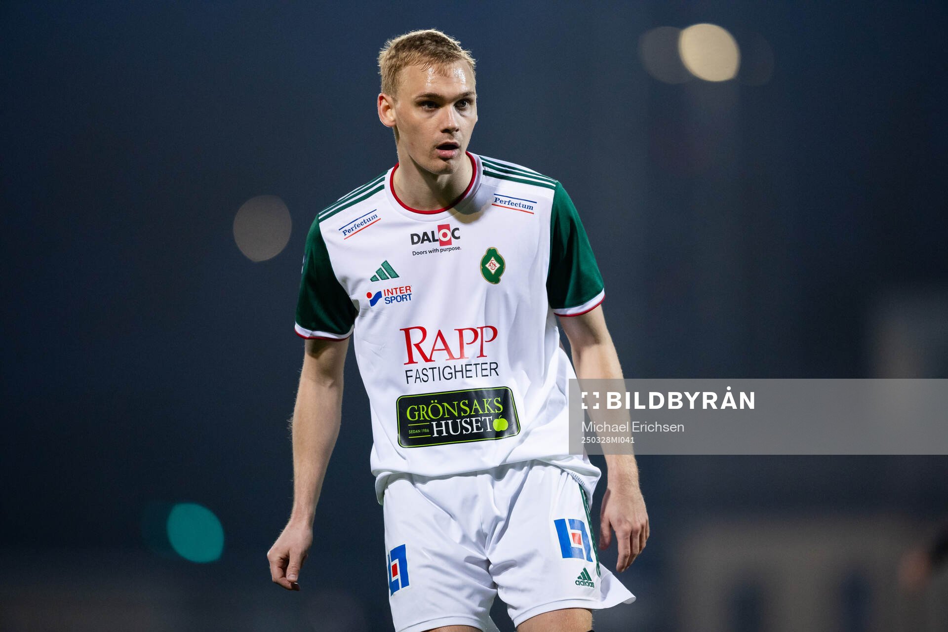 Skövdes Oscar Lennerskog under fotbollsmatchen i Ettan södra mellan Trollhättan och Skövde AIK den 28 mars 2025 i Trollhättan.
