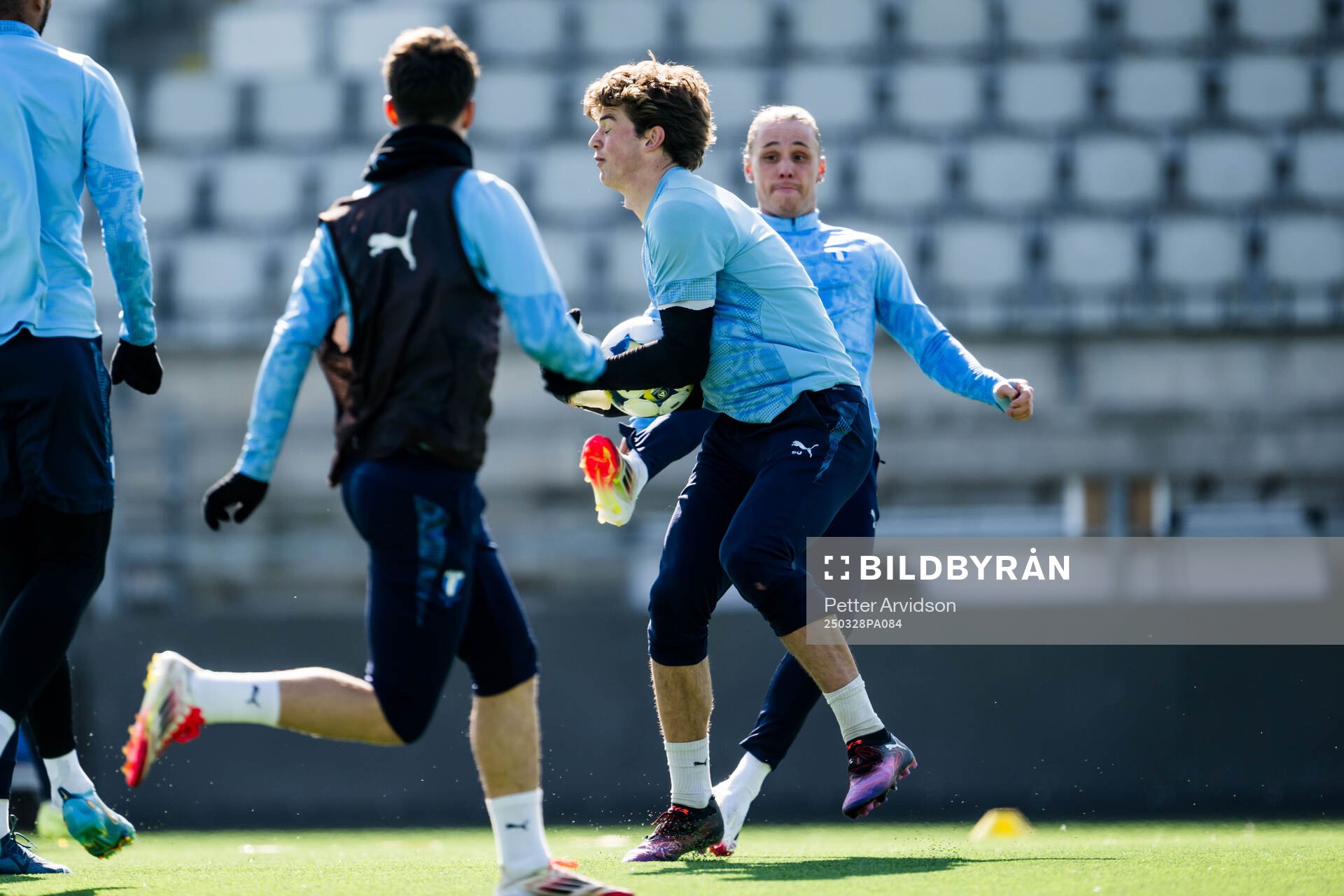 Malmö FFs målvakt Melker Ellborg och Arnor Sigurdsson under en fotbollsträning med Malmö FF den 28 mars 2025 i Malmö. 