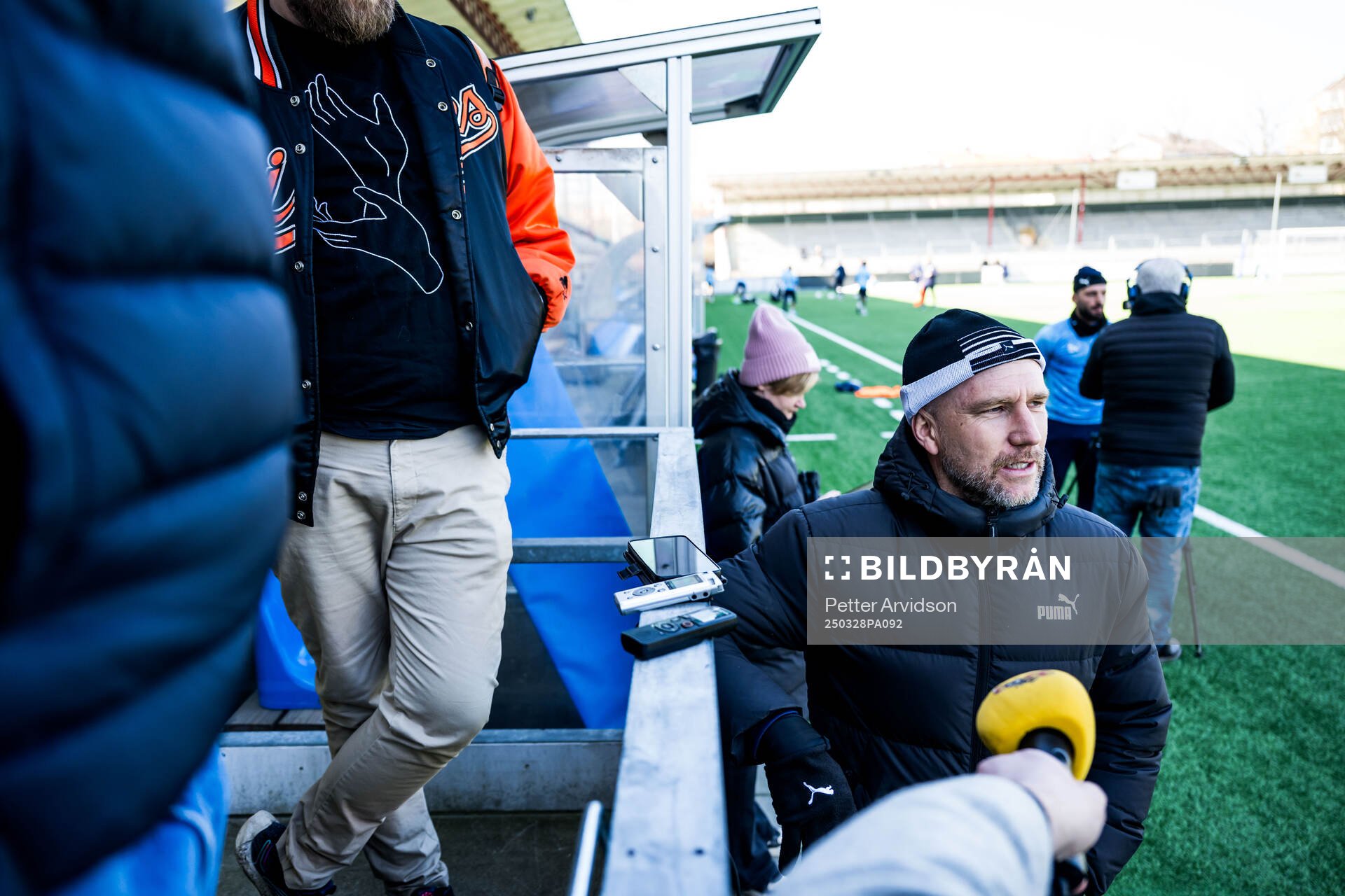 Malmö FFs tränare Henrik Rydström intervjuas av media efter en fotbollsträning med Malmö FF den 28 mars 2025 i Malmö. 