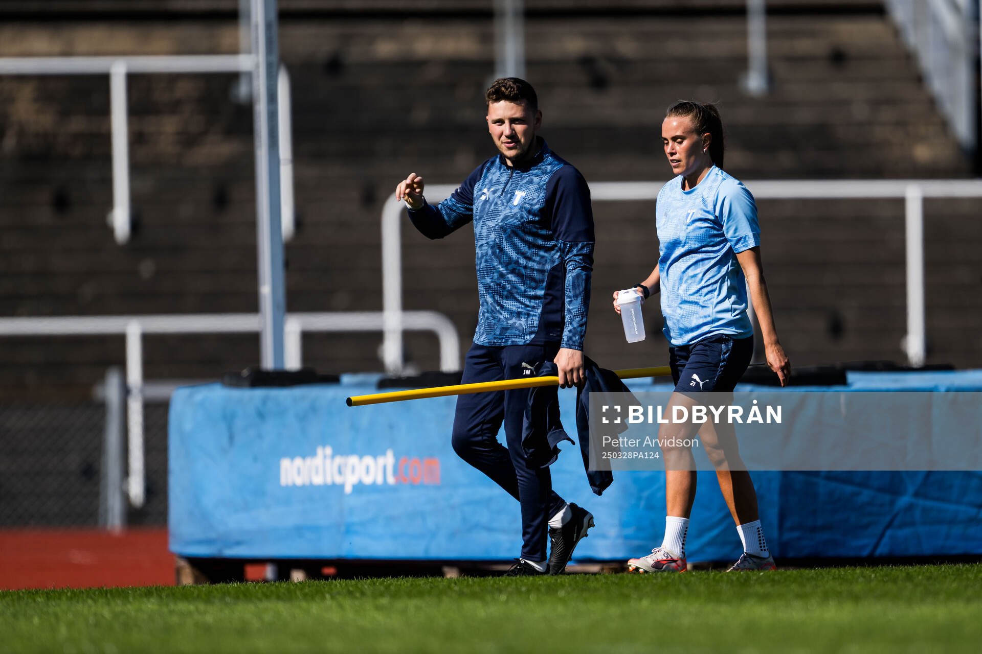 Malmö FFs Elin Björklund med fystränare Jared Wallace
