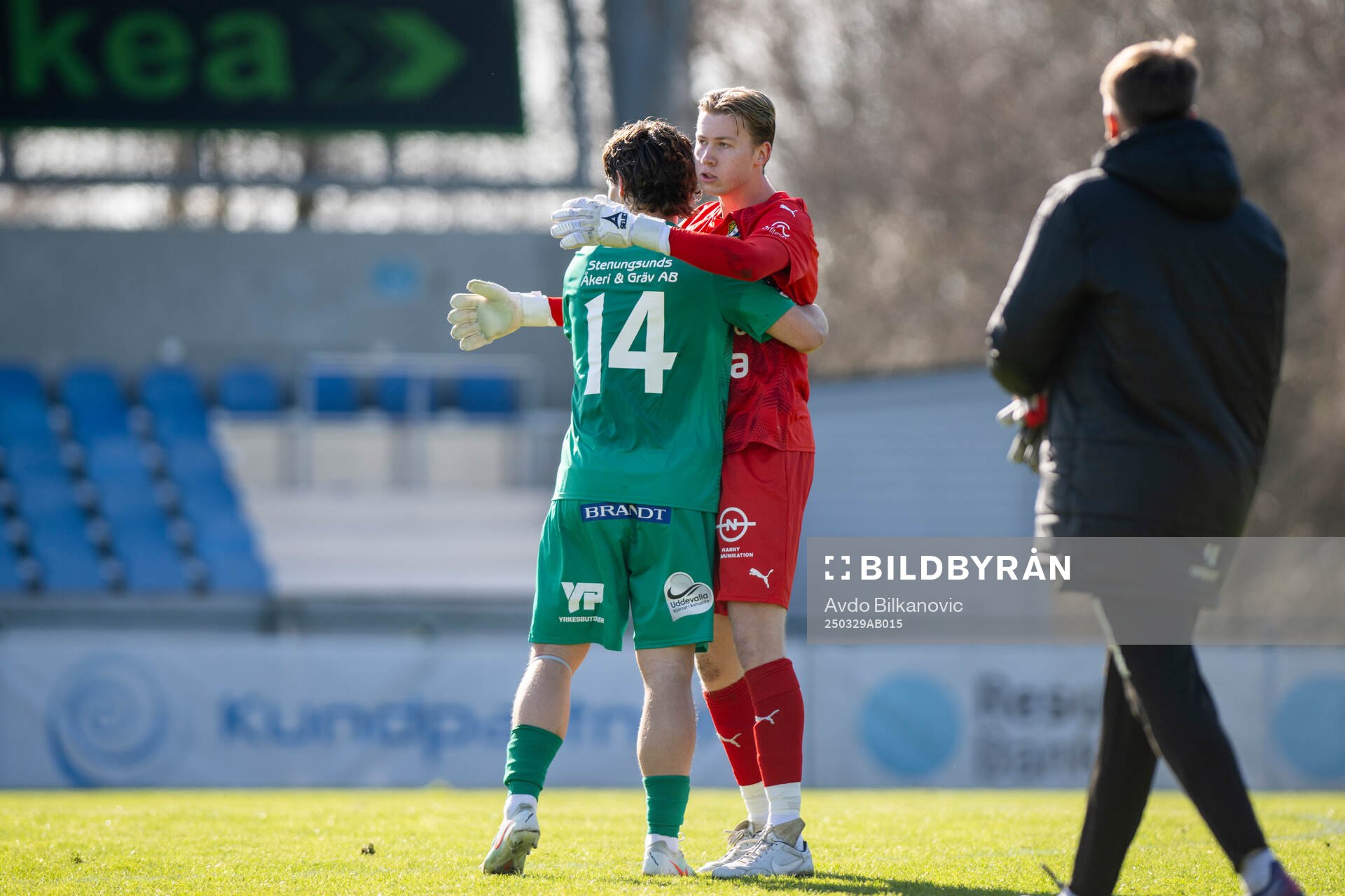 Ljungskile SKs Daniel Lagerlöf och målvakt Lukas Eriksson under fotbollsmatchen i Division 1 södra mellan Eskilsminne och Ljungskile SK den 29 mars 2025 i Helsingborg.