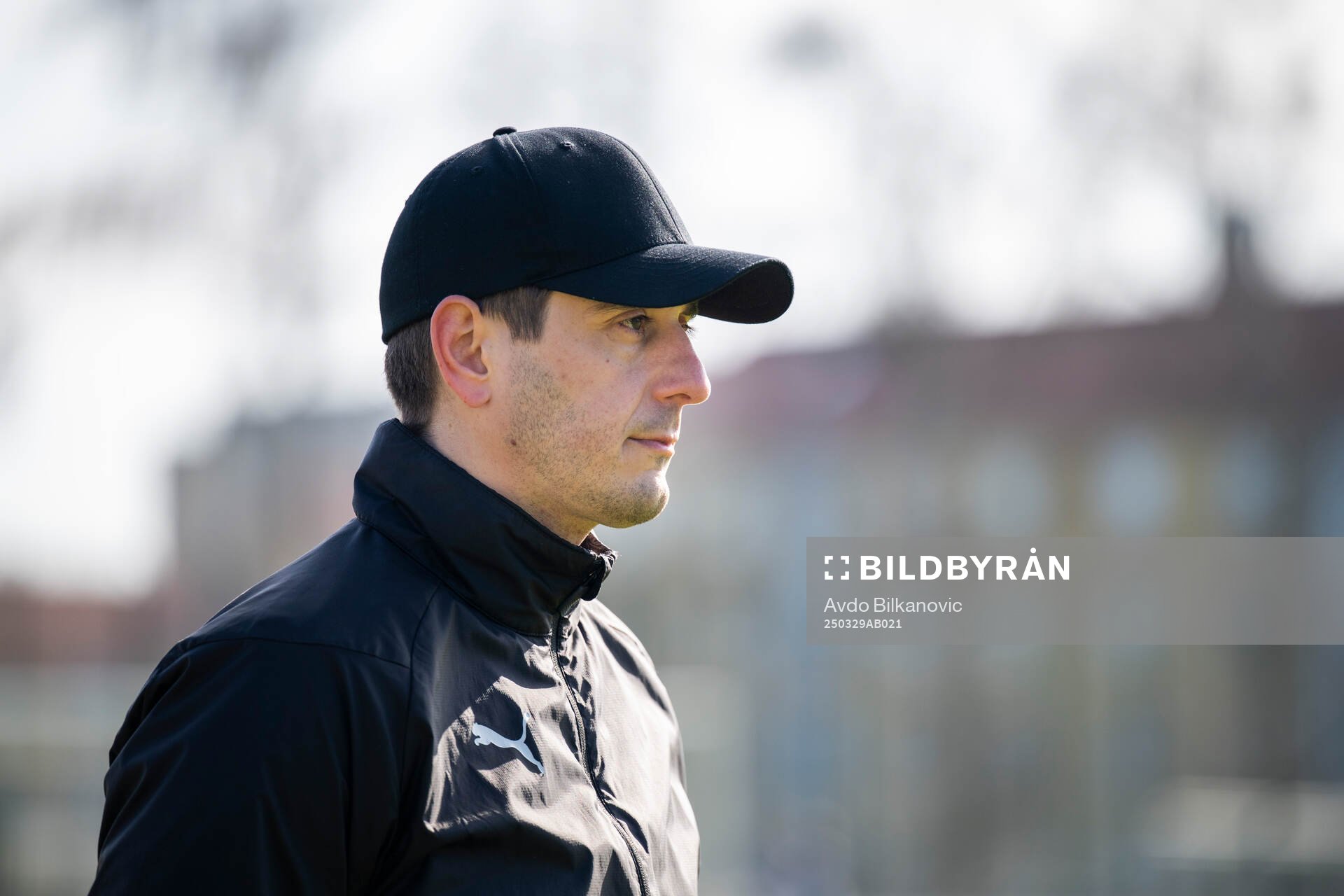 Eskilsminnes tränare Izet Kaljic under fotbollsmatchen i Division 1 södra mellan Eskilsminne och Ljungskile SK den 29 mars 2025 i Helsingborg.