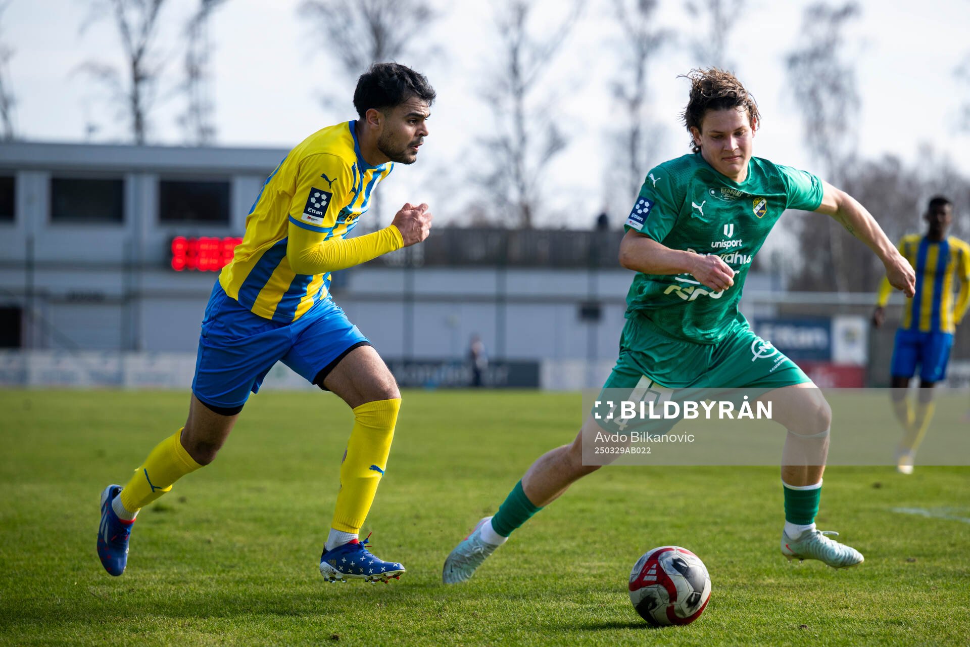 Eskilsminnes bdul Shahzad och Ljungskile SKs Daniel Lagerlöf under fotbollsmatchen i Division 1 södra mellan Eskilsminne och Ljungskile SK den 29 mars 2025 i Helsingborg.