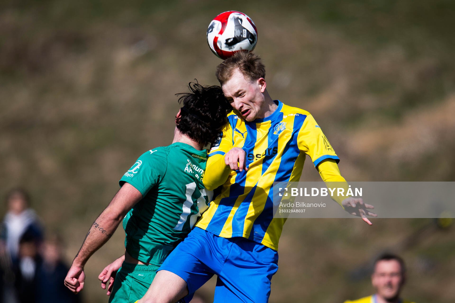 Eskilsminnes Henrik Norrby i nickduellen mot Ljungskile SKs Alexander Larsson under fotbollsmatchen i Division 1 södra mellan Eskilsminne och Ljungskile SK den 29 mars 2025 i Helsingborg.