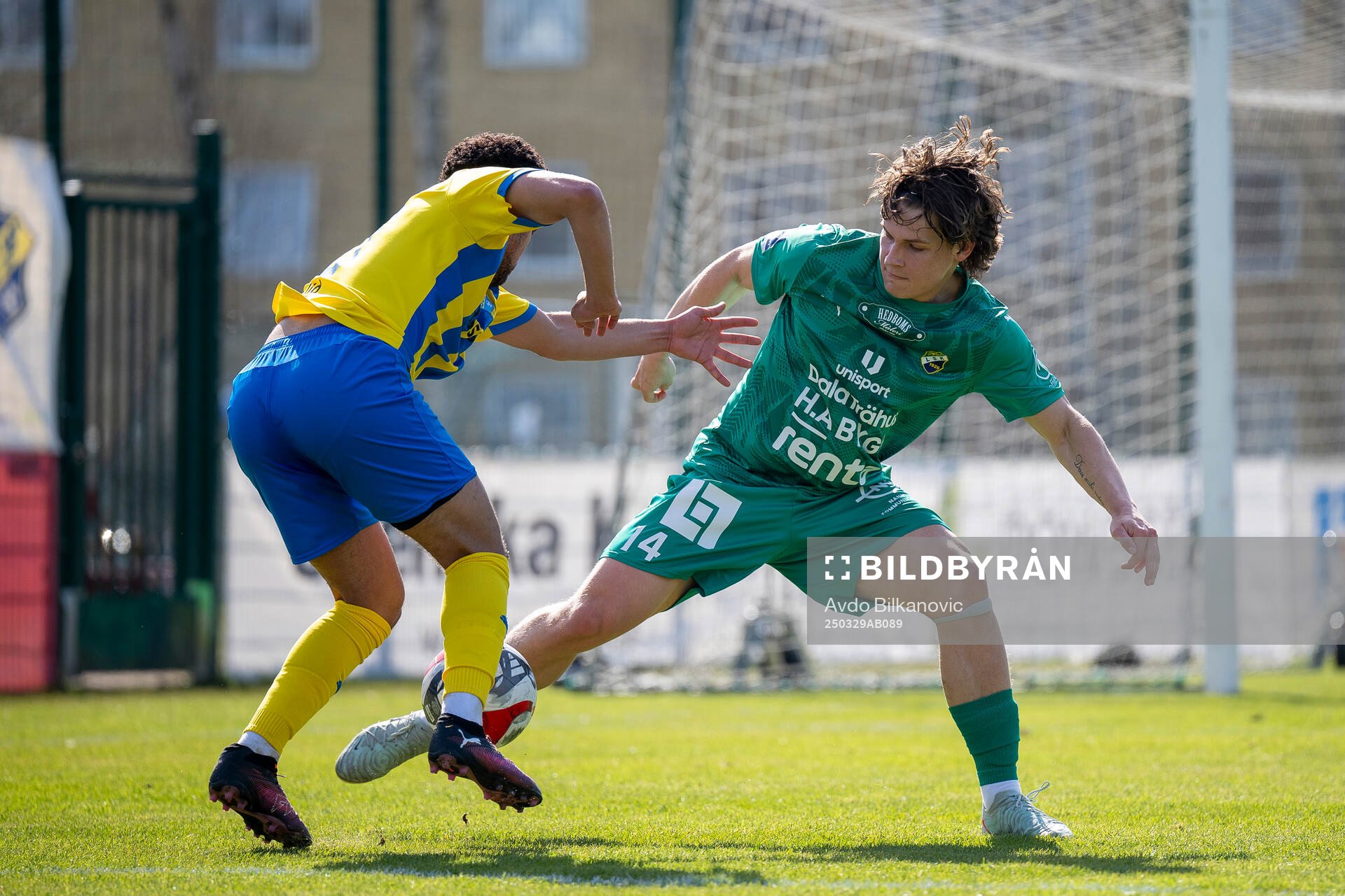 Ljungskile SKs Daniel Lagerlöf och Eskilsminnes Mahdi Fatahi under fotbollsmatchen i Division 1 södra mellan Eskilsminne och Ljungskile SK den 29 mars 2025 i Helsingborg.