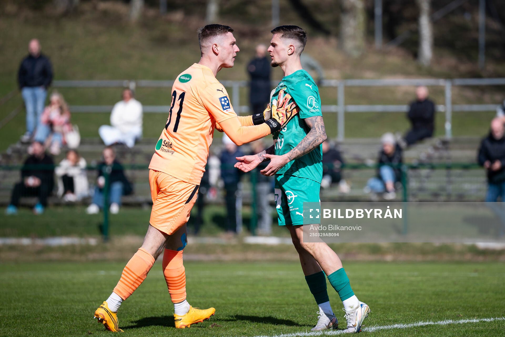 Eskilsminnes målvakt Philip Mårtensson och Ljungskile SKs Filip Ambroz bråkar under fotbollsmatchen i Division 1 södra mellan Eskilsminne och Ljungskile SK den 29 mars 2025 i Helsingborg. 
