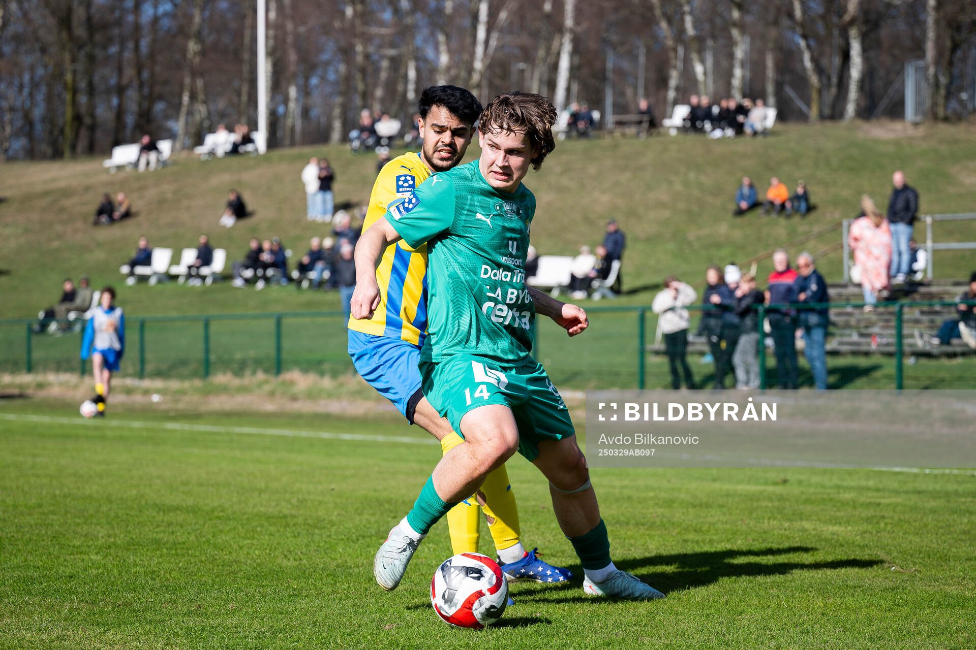 Eskilsminnes Abdul Shahzad och Ljungskile SKs Daniel Lagerlöf under fotbollsmatchen i Division 1 södra mellan Eskilsminne och Ljungskile SK den 29 mars 2025 i Helsingborg.