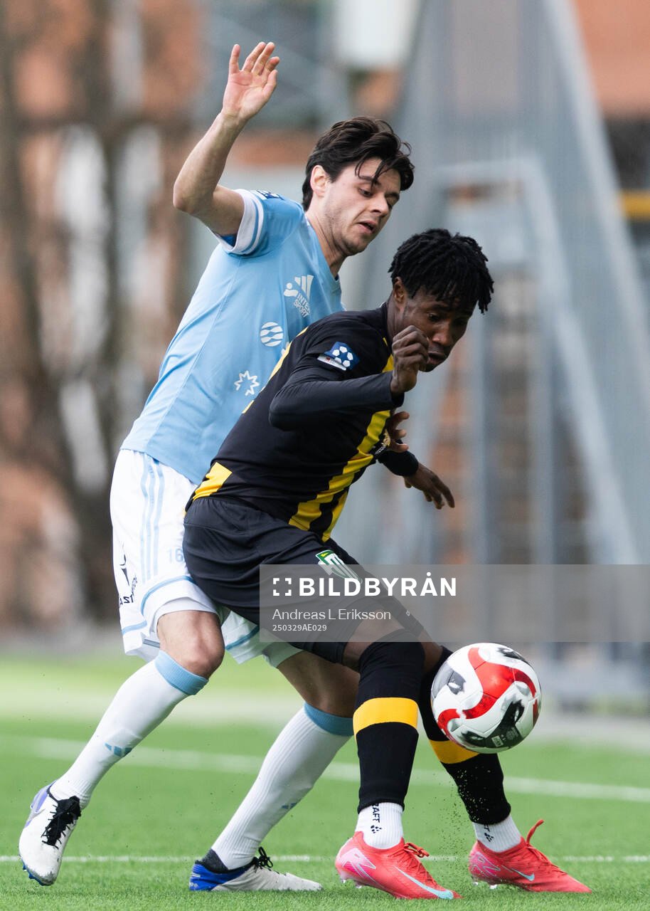 Gefles Kevin Persson oich Hammarby TFFs Odera Samuel Onuchukwu Adindu under fotbollsmatchen i Ettan norra mellan Hammarby TFF och Gefle den 29 mars 2025 i Stockholm.