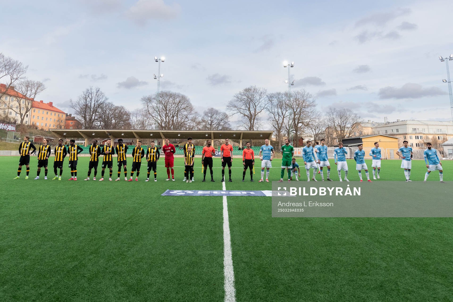 Hammarby TFFs och Gefles spelare ställer upp